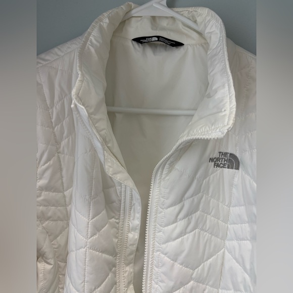 The North Face Women's White Puffer Jacket size XXL Excellent Condition. - Picture 7 of 7